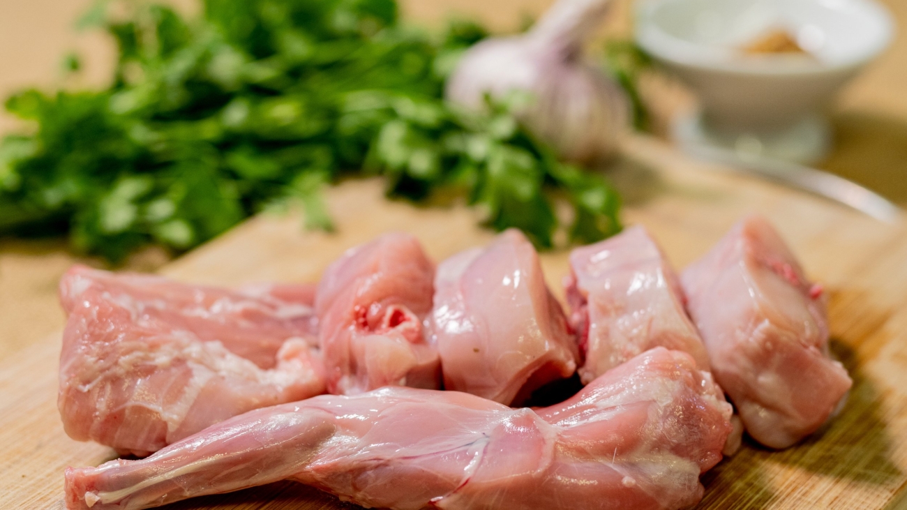 rabbit-meat-on-chopping-board